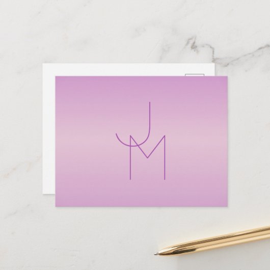 Carte Postale Monogramme superposé unique | Rose lilas doux (Devant/Arrière en situation)