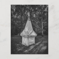 Monument en bois historique dans une forêt en noir