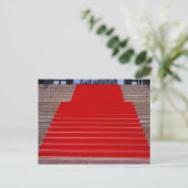 Carte Postale moquette rouge (Debout devant)
