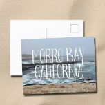 Carte Postale Morro Bay California Ocean Waves Photographie<br><div class="desc">Une magnifique journée de couverture à Morro Bay en Californie apporte des vagues océaniques cool sur la côte dans cette photo côtière. Cette jolie photo en bord de mer présente un script blanc sur les rochers de la plage et le ciel gris.</div>