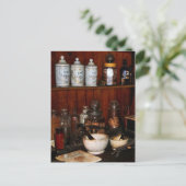 Carte Postale Mortier et Pilon en Pharmacie (Debout devant)