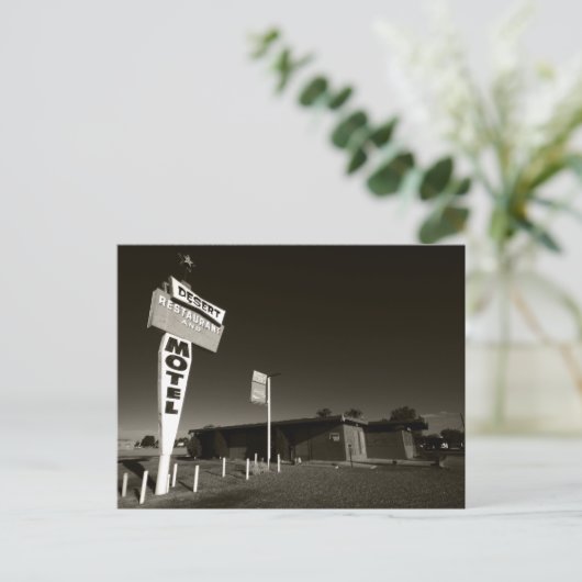 Carte Postale Motel déserté (Debout devant)
