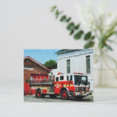 Carte Postale Moteur d'incendie devant la caserne d'incendie (Debout devant)