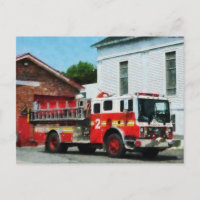 Moteur d'incendie devant la caserne d'incendie