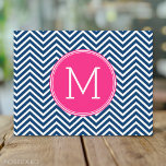 Carte Postale Motif Chevron avec Monogram - Navy Magenta<br><div class="desc">Un design populaire avec une zone pour ajouter vos initiales. Couleurs et motifs tendance pour votre téléphone. Si vous devez ajuster les monogrammes,  cliquez sur le bouton personnaliser et apporter des modifications.</div>
