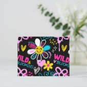 Carte Postale Motif graffiti fleur smiley mode (Debout devant)