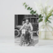 Carte Postale Moto de course des années 1920 (Debout devant)