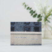 Carte Postale Mots sur le mur (Debout devant)
