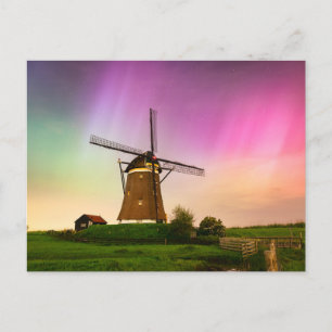 Carte Postale Moulin à vent traditionnel sous les aurores boréal