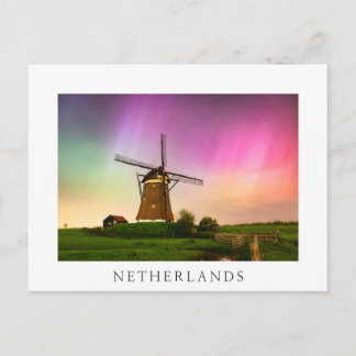 Carte Postale Moulin à vent traditionnel sous les aurores boréal