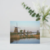 Carte Postale Moulins à vent, Kinderdijk, Pays-Bas (Debout devant)