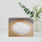 Carte Postale Mousse sur cappuccino, gros plan (Debout devant)