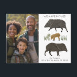 Carte Postale MOUVEMENT FAIRE-PART Javelina Famille Désert PERSO<br><div class="desc">Envoyez un message sur votre déménagement à vos amis et membres de votre famille avec ces javelinas mignonnes. Vous pouvez le customiser avec votre propre photo,  polices,  couleurs et ajouter votre texte. Consultez ma boutique pour trouver beaucoup d'autres articles assortis et d'autres modèles!</div>