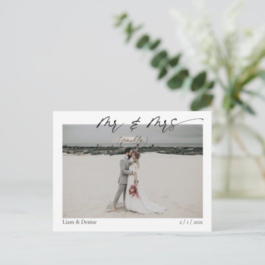 Carte Postale Mr & Mrs (enfin) Fun Script Mariage Faire-part (Debout devant)