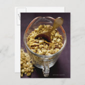 Carte Postale Muesli croquant avec cuillère en bois dans un verr (Devant / Derrière)