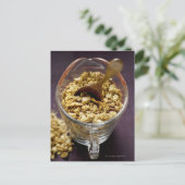 Carte Postale Muesli croquant avec cuillère en bois dans un verr (Debout devant)