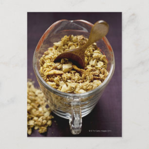 Carte Postale Muesli croquant avec cuillère en bois dans un verr
