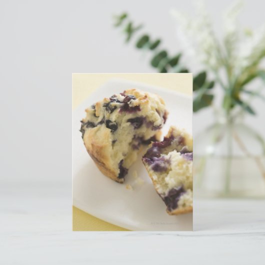 Carte Postale Muffin bleuté ouvert sur une assiette blanche (Debout devant)
