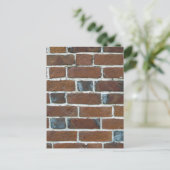 CARTE POSTALE MUR BRICKS (Debout devant)