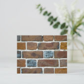 CARTE POSTALE MUR BRICKS (Debout devant)