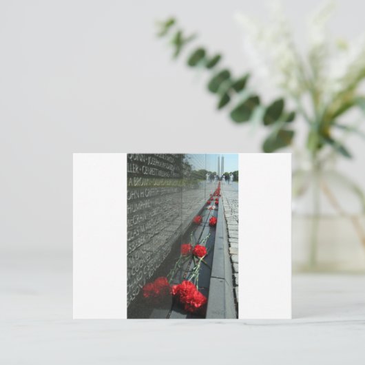 Carte Postale Mur commémoratif des anciens combattants du Vietna (Debout devant)