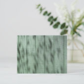 Carte Postale Mur en bois vert rustique avec ombres tressées/Lum (Debout devant)