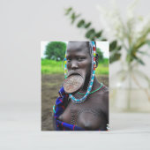Carte Postale Mursi Femme avec plaque de lèvres et scarification (Debout devant)