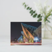 Carte Postale Musée royal de l'Ontario (ROM), Toronto, Canada (Debout devant)