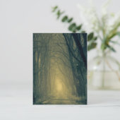 Carte Postale Mystérieuse lumière jaune dans la forêt (Debout devant)