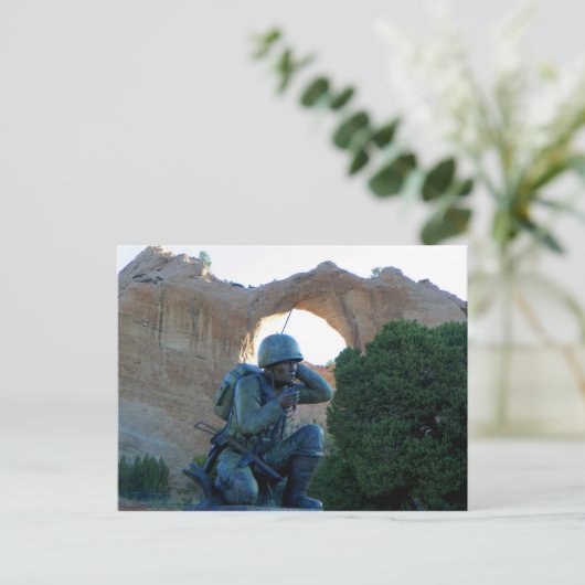 Carte Postale Navajo Code Talker (Windows Rock) (Debout devant)