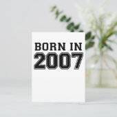 Carte Postale NÉ EN 2007.png (Debout devant)