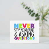 Carte Postale Ne jamais cesser de se demander et de poser des qu (Debout devant)