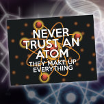 Carte Postale NE JAMAIS FAIRE CONFIANCE À UN ATOM Drôle Citation<br><div class="desc">Un cadeau cool,  tendance et amusant inspiré de la science pour tous les scientifiques,  les professeurs de sciences,  les étudiants en sciences,  et,  en bref,  tout geek scientifique dans votre vie (et qui vous inclut)! Conçu par Thisisnotme©</div>