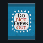 Carte postale Ne paniquez pas<br><div class="desc">"Ne paniquez pas" est un design de texte mignon en bleu avec du texte noir et rouge,  ainsi qu'une forme d'accent blanc et des points fantaisistes texturés blancs qui l'entourent.</div>