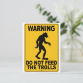 Carte Postale Ne pas nourrir les trolls (Debout devant)