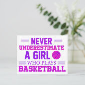 Carte Postale Ne Sous-Estimez Jamais Une Fille Qui Joue Au Baske (Debout devant)