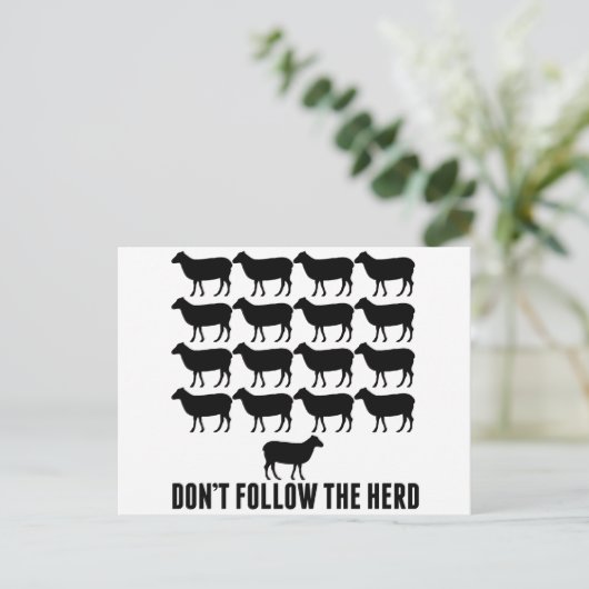 Carte Postale Ne suivez pas le troupeau de moutons - Soyez vous- (Debout devant)