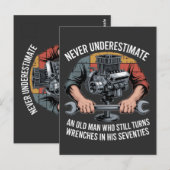 Carte Postale Never Underestimate a Man Still Turning Wrenches  (Devant / Derrière)