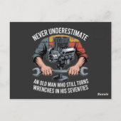 Carte Postale Never Underestimate a Man Still Turning Wrenches  (Dos)
