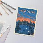 Carte Postale New York | La ville des rêves<br><div class="desc">Anderson Design Group est une firme d'illustration et de design primée à Nashville,  Tennessee. Le fondateur Joel Anderson dirige une équipe d'artistes talentueux pour créer des posters originaux qui ressemblent à des imprimés publicitaires vintages classiques des années 1920 aux années 1960.</div>