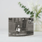 Carte Postale Newsboy Riding Trolley, 1910 (Debout devant)