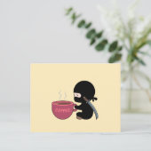 Carte Postale Ninja minuscule avec une grande tasse de café sur (Debout devant)