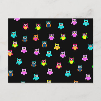 Carte postale noir avec des chouettes de couleur v