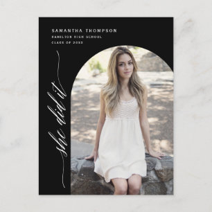 Carte Postale Noir Minimaliste Elle a fait la graduation Arche P