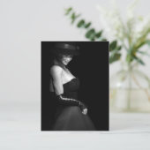 Carte postale noire (Debout devant)