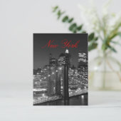 Carte postale noire et blanche New York Red Script (Debout devant)