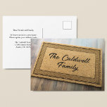 Carte Postale Nom de famille tendance Porte avant Déplacement pe<br><div class="desc">Cette mignonne carte postale de changement d'adresse comporte un tapis de porte d'entrée de bienvenue avec votre nom de famille personnalisé sur le devant. Notre famille a déménagé dans une nouvelle maison, s'il vous plaît mettre à jour votre carnet d'adresses. Il suffit de remplir le verso de ces cartes postales...</div>