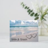 Carte Postale Noms de mariée et de chambre écrits dans le sable (Debout devant)