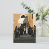 Carte Postale Nonnes à l'arrêt d'autobus (Debout devant)