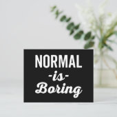 Carte Postale Normal, c'est ennuyeux et drôle (Debout devant)